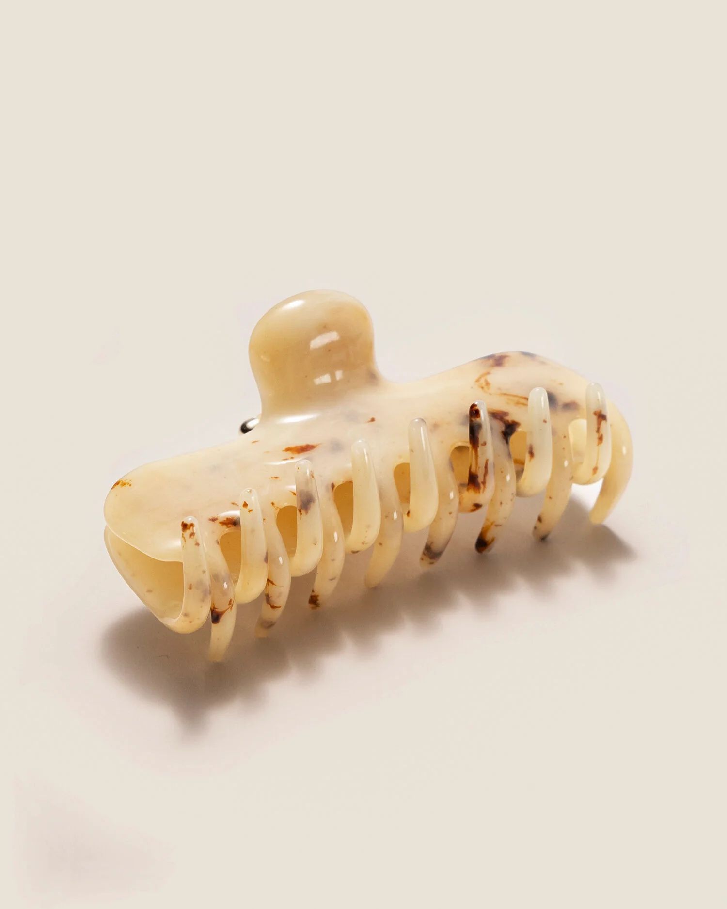 UNDO Hairware No. 4 Claw Clip | Light Tortoise - Image 4